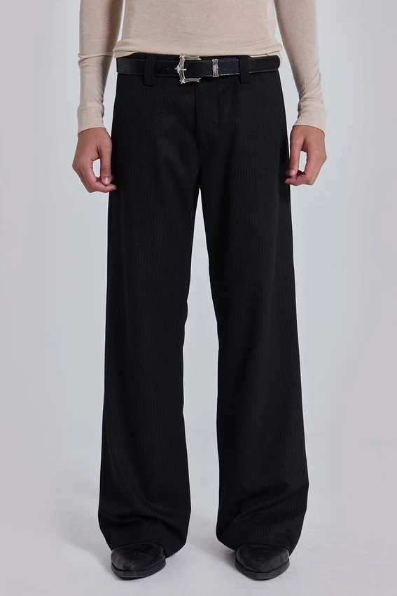Pantalones de traje rectos con pliegues superpuestos a rayas finas negras