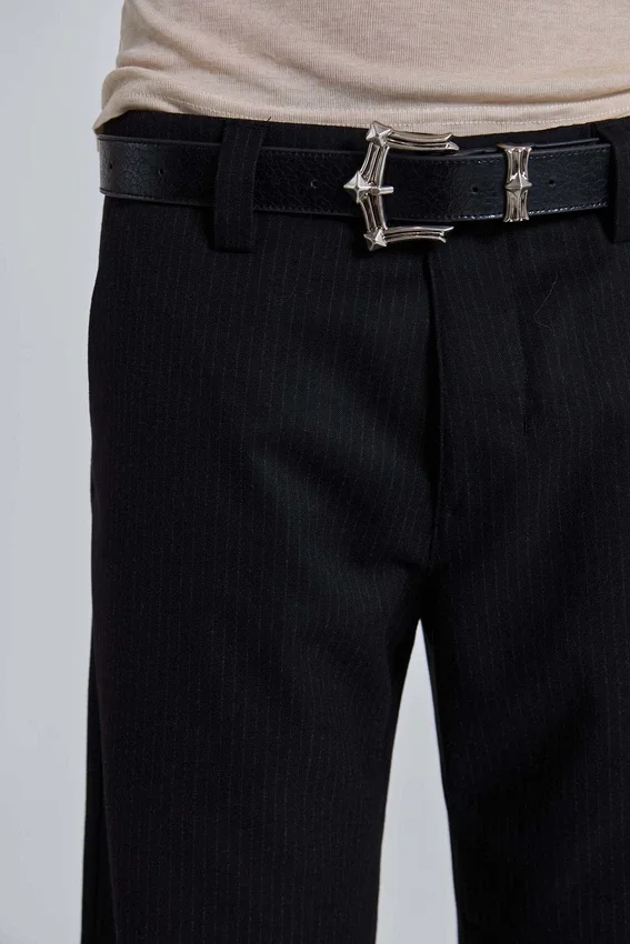 Pantalones de traje rectos con pliegues superpuestos a rayas finas negras