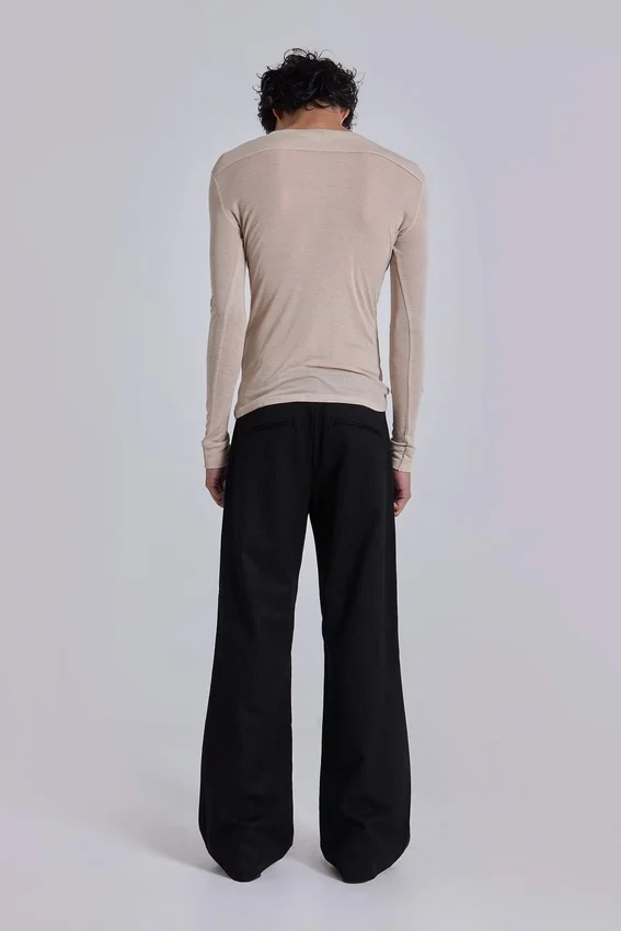Pantalones de traje rectos con pliegues superpuestos a rayas finas negras