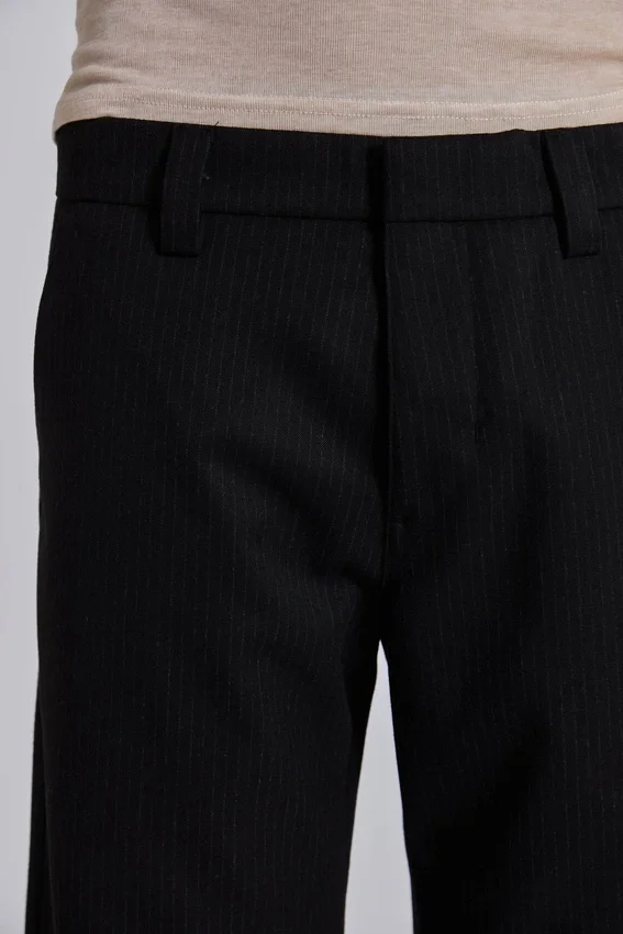 Pantalones de traje rectos con pliegues superpuestos a rayas finas negras