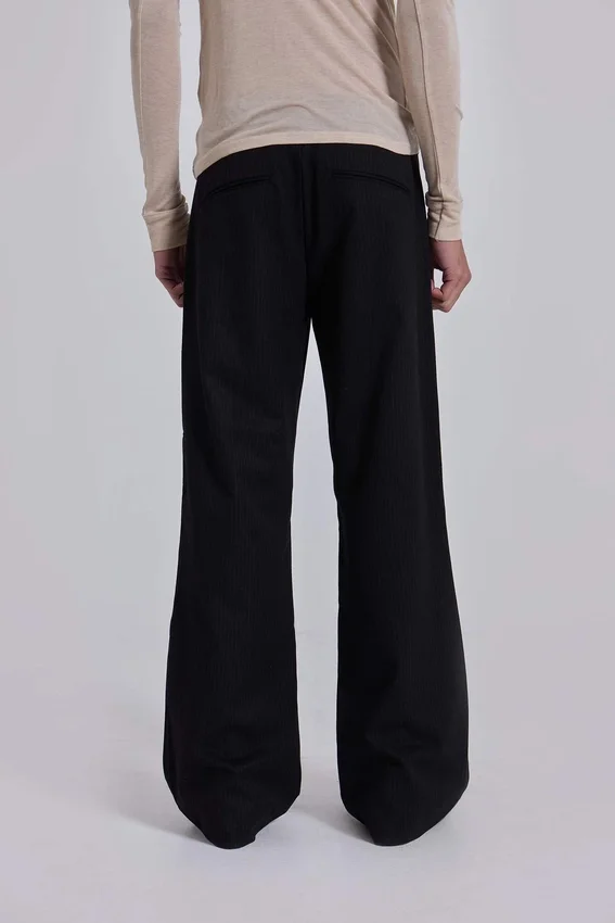 Pantalones de traje rectos con pliegues superpuestos a rayas finas negras