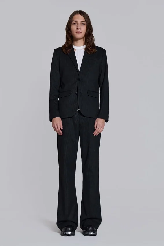 Pantalones de traje rectos con pliegues superpuestos a rayas finas negras