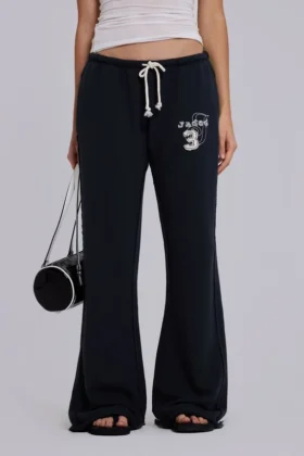 Pantalones jogger holgados de corte acampanado Cleo en negro