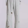 Pantalones jogger holgados de corte acampanado con efecto desgastado «Cleo»