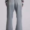 Pantalones jogger holgados de corte acampanado con estampado «Cleo»