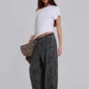 Pantalones Monster Joggers con estampado de leopardo en gris carbón