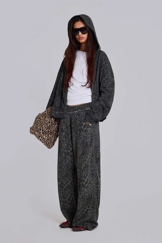 Pantalones Monster Joggers con estampado de leopardo en gris carbón