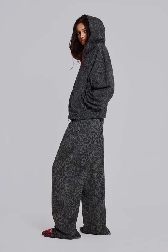 Pantalones Monster Joggers con estampado de leopardo en gris carbón