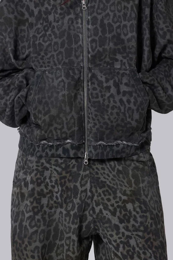 Pantalones Monster Joggers con estampado de leopardo en gris carbón