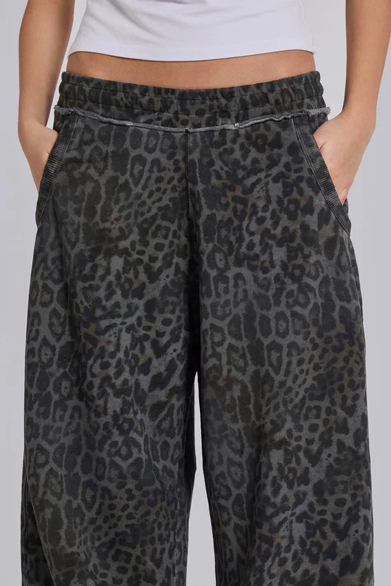 Pantalones Monster Joggers con estampado de leopardo en gris carbón