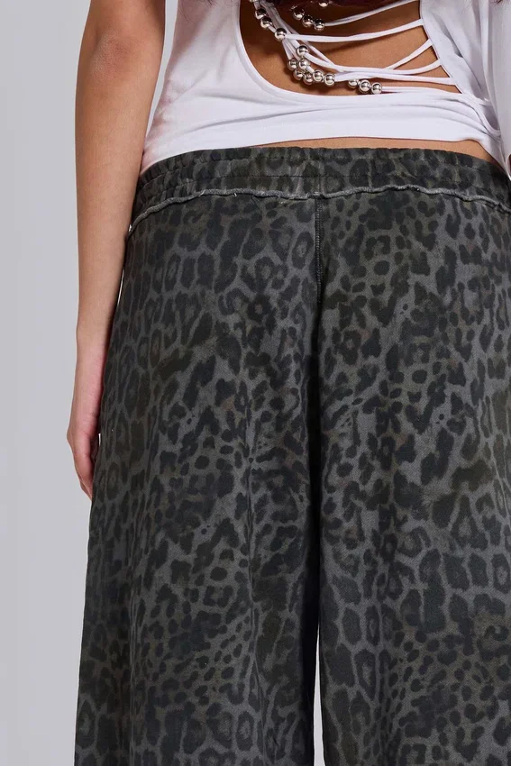 Pantalones Monster Joggers con estampado de leopardo en gris carbón