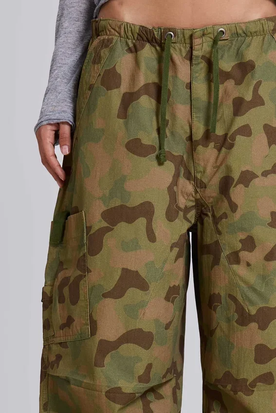 Parachute Pants con estampado de camuflaje de pato