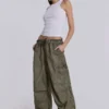 Parachute Pants de color caqui con lavado al aceite