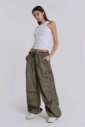Parachute Pants de color caqui con lavado al aceite