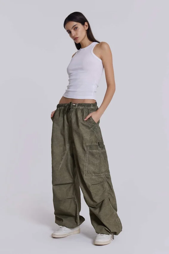 Parachute Pants de color caqui con lavado al aceite