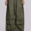 Parachute Pants de color caqui con lavado al aceite
