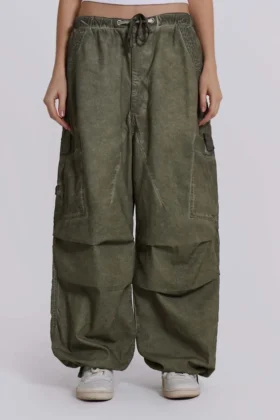 Parachute Pants de color caqui con lavado al aceite