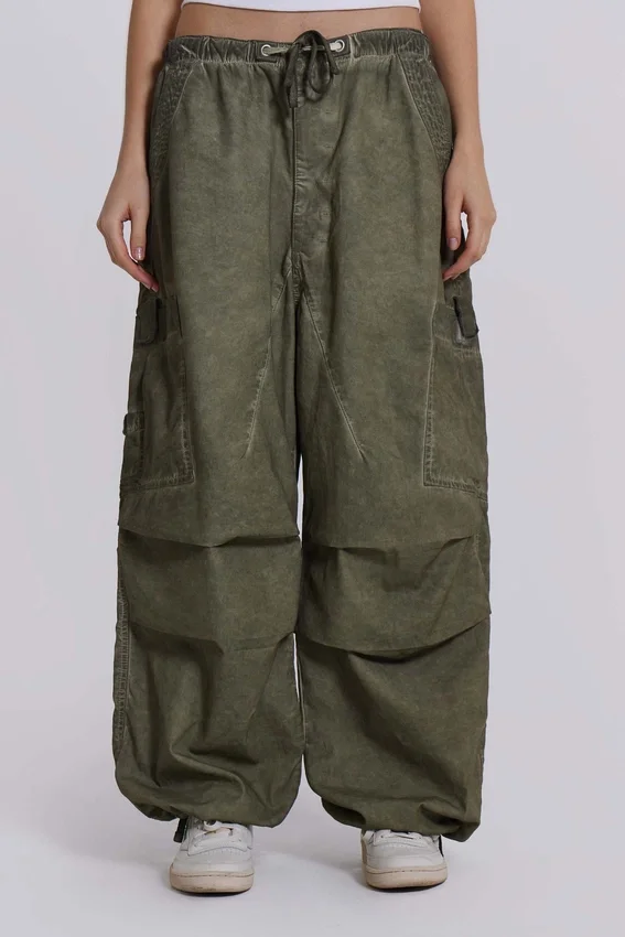 Parachute Pants de color caqui con lavado al aceite