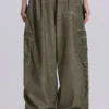 Parachute Pants de color caqui con lavado al aceite