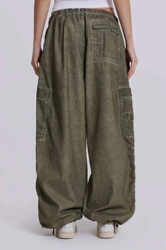 Parachute Pants de color caqui con lavado al aceite