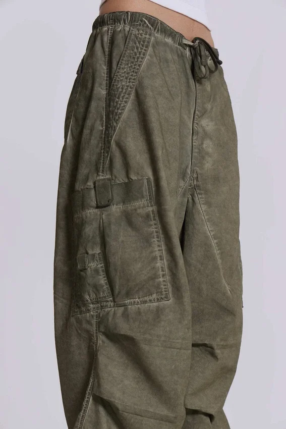 Parachute Pants de color caqui con lavado al aceite
