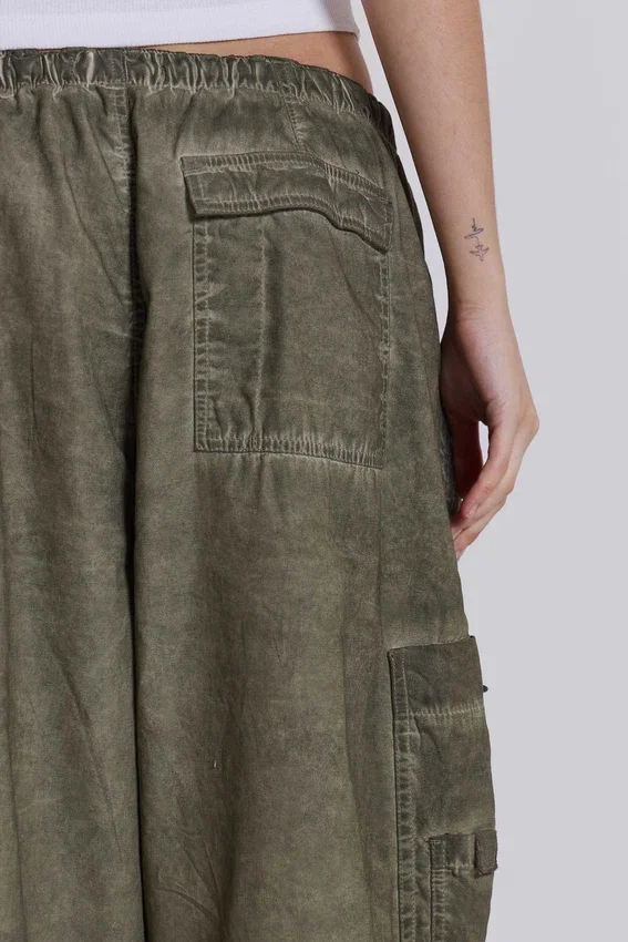 Parachute Pants de color caqui con lavado al aceite