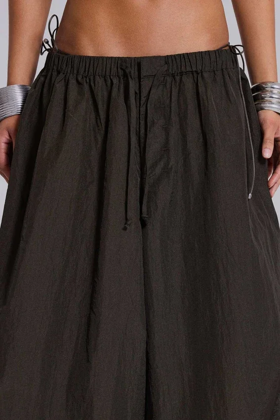 Parachute Pants de nailon Nexis en color caqui