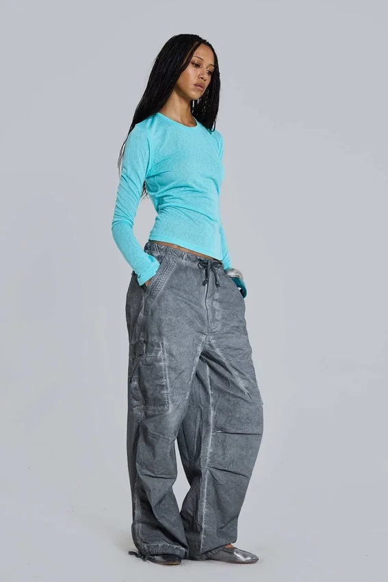 Parachute Pants negros con lavado al aceite