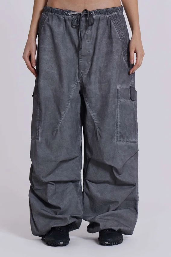 Parachute Pants negros con lavado al aceite