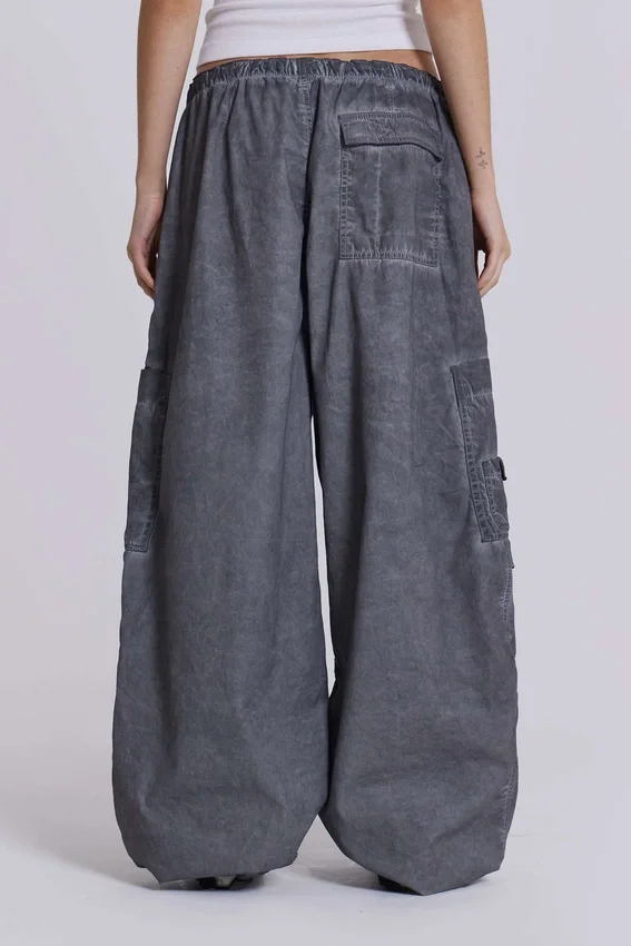 Parachute Pants negros con lavado al aceite