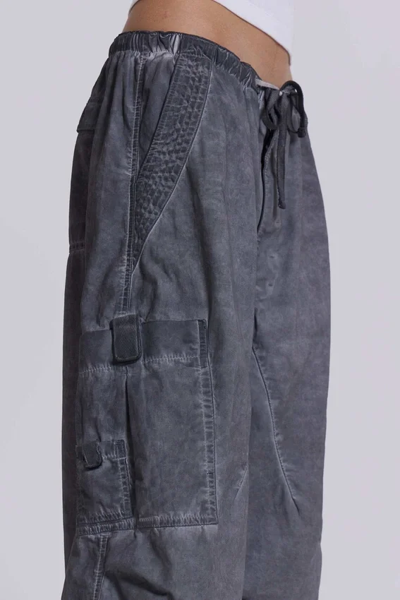 Parachute Pants negros con lavado al aceite