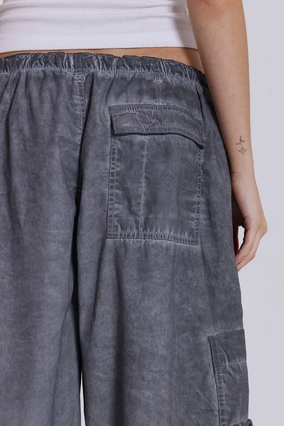 Parachute Pants negros con lavado al aceite