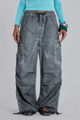 Parachute Pants negros con lavado al aceite
