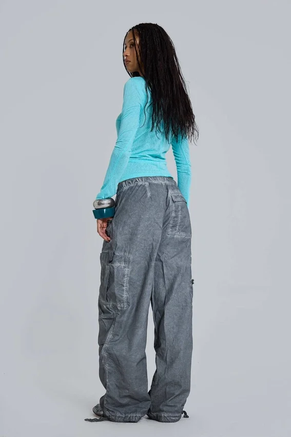 Parachute Pants negros con lavado al aceite