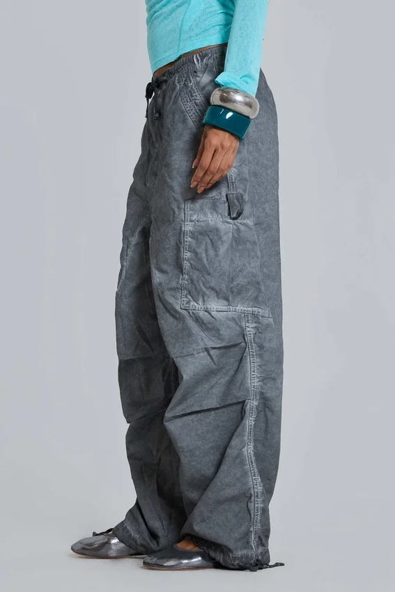 Parachute Pants negros con lavado al aceite