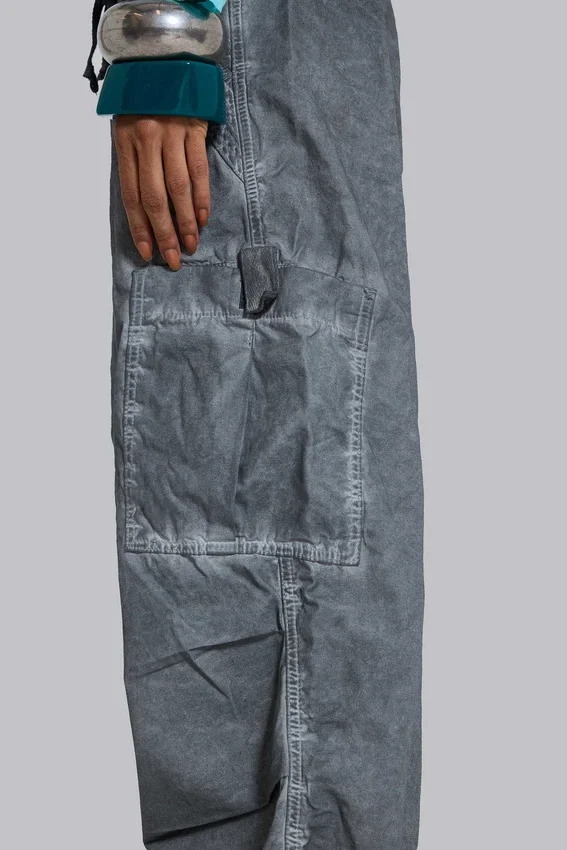 Parachute Pants negros con lavado al aceite