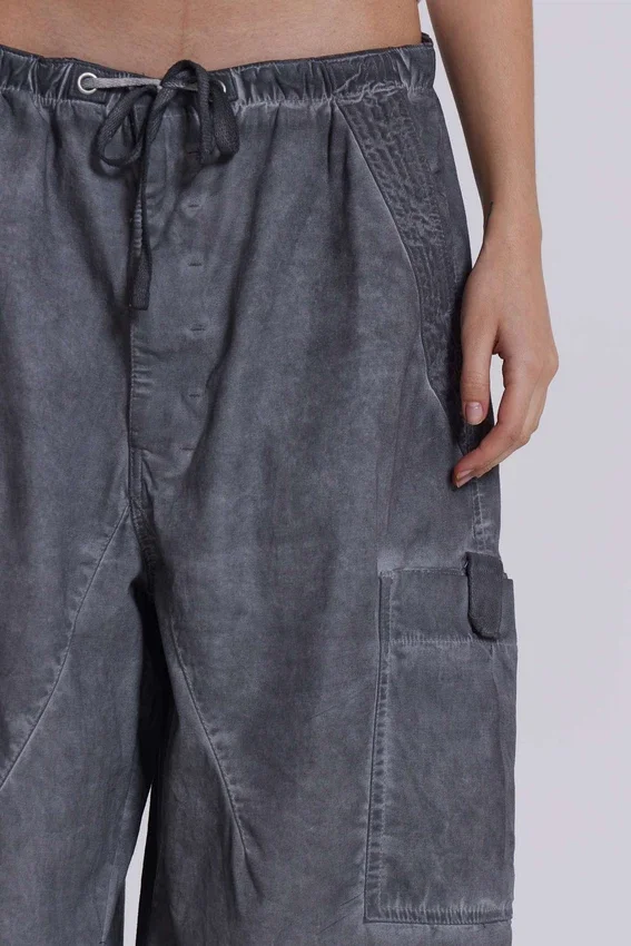 Parachute Pants negros con lavado al aceite