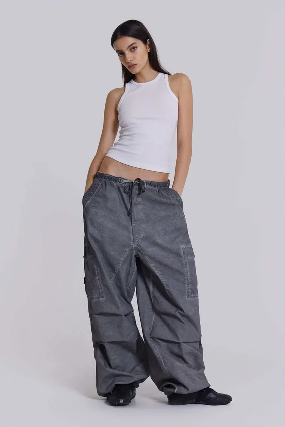 Parachute Pants negros con lavado al aceite