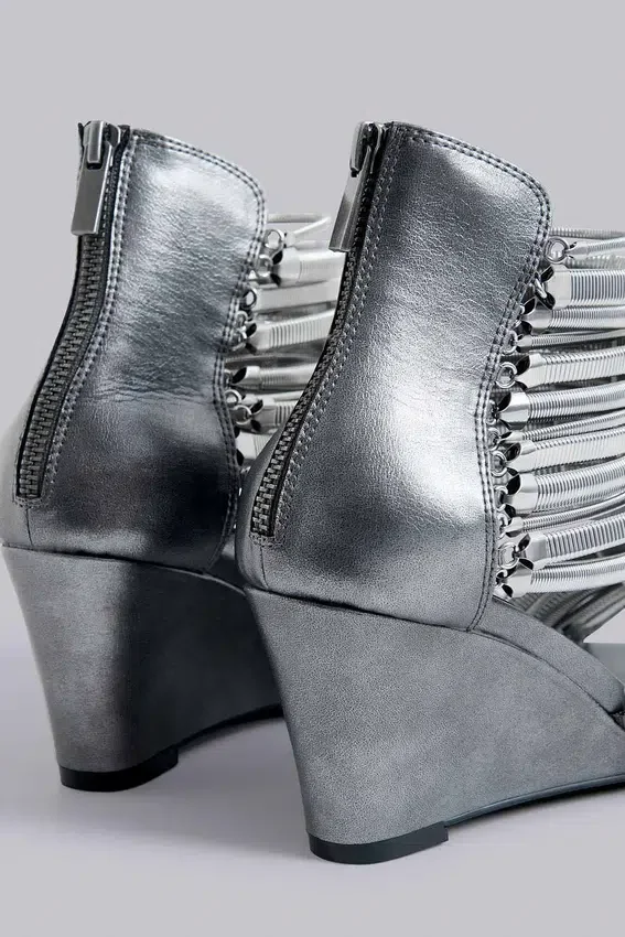 Sandalias de cuña con tacón y cadena tipo serpiente de Oxara