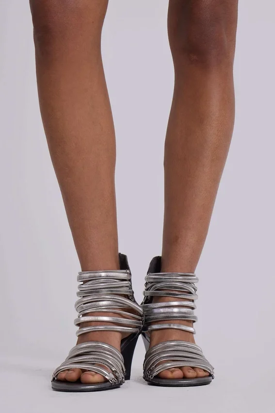 Sandalias de cuña con tacón y cadena tipo serpiente de Oxara