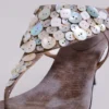 Sandalias de tacón con botones metalizados de Azaela