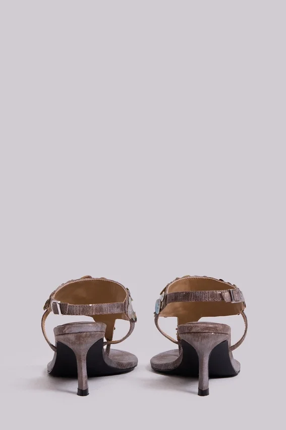 Sandalias de tacón con botones metalizados de Azaela