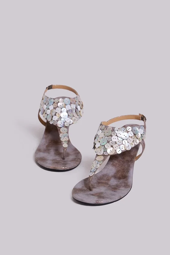 Sandalias de tacón con botones metalizados de Azaela