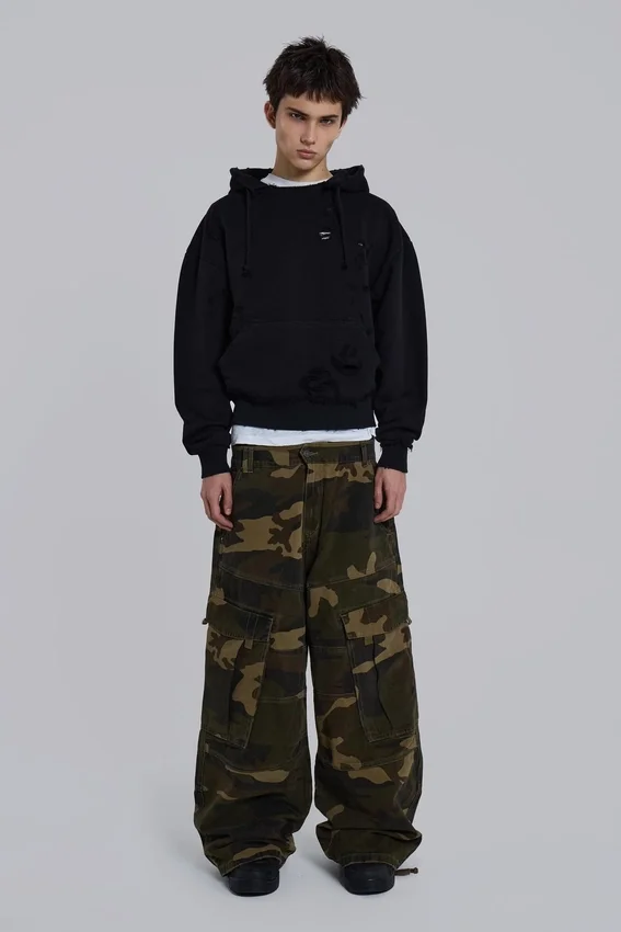 Sudadera con capucha «Bitten» en negro