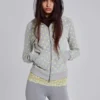 Sudadera con capucha de lunares neón