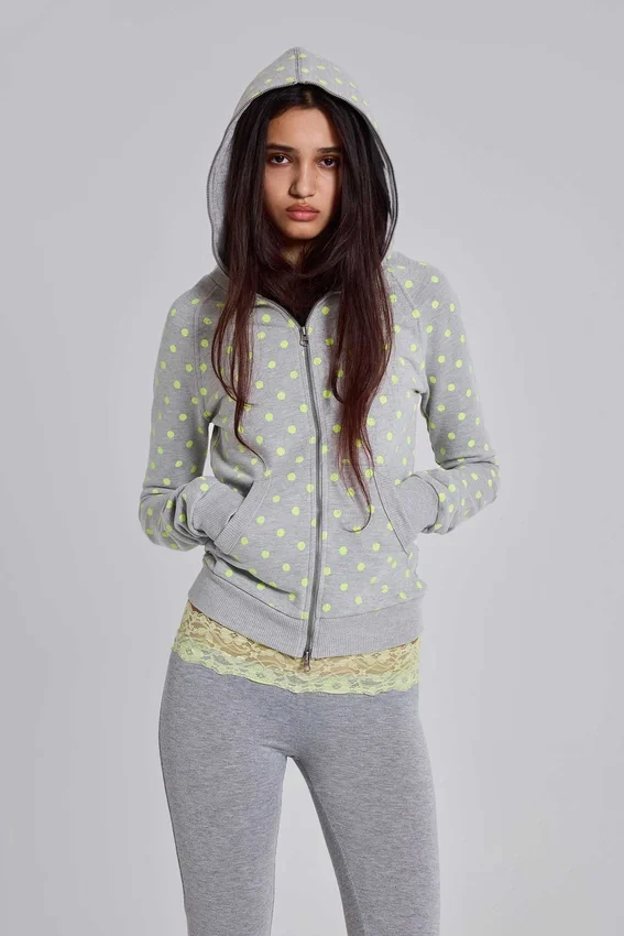 Sudadera con capucha de lunares neón