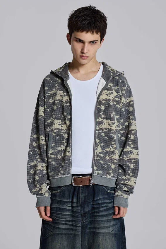 Sudadera con capucha de tejido waffle con estampado de camuflaje digital