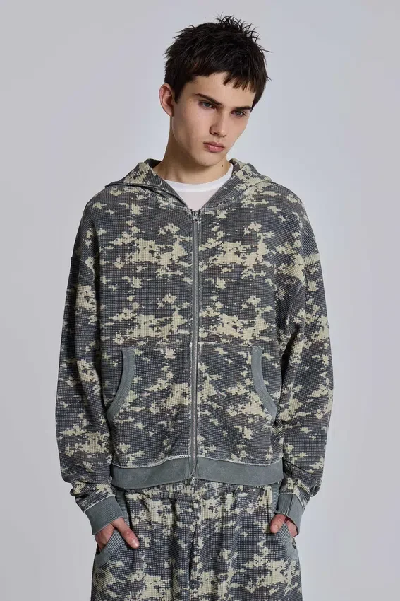 Sudadera con capucha de tejido waffle con estampado de camuflaje digital