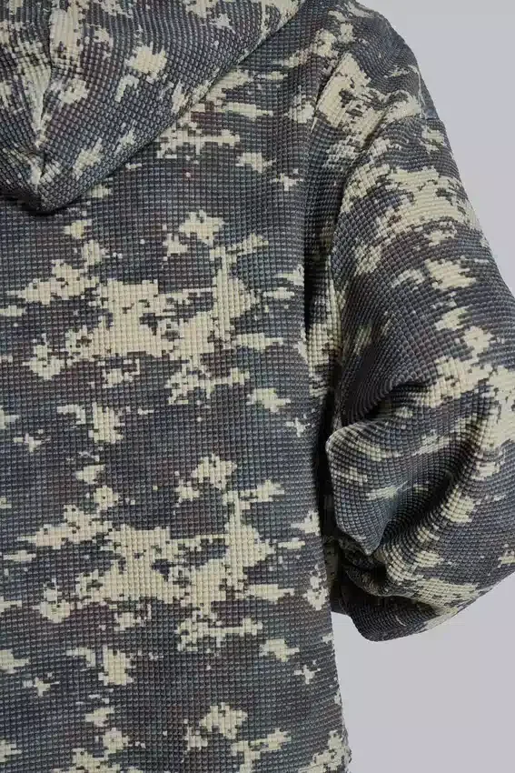 Sudadera con capucha de tejido waffle con estampado de camuflaje digital