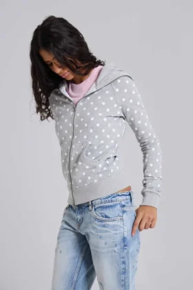 Sudadera con capucha gris de lunares